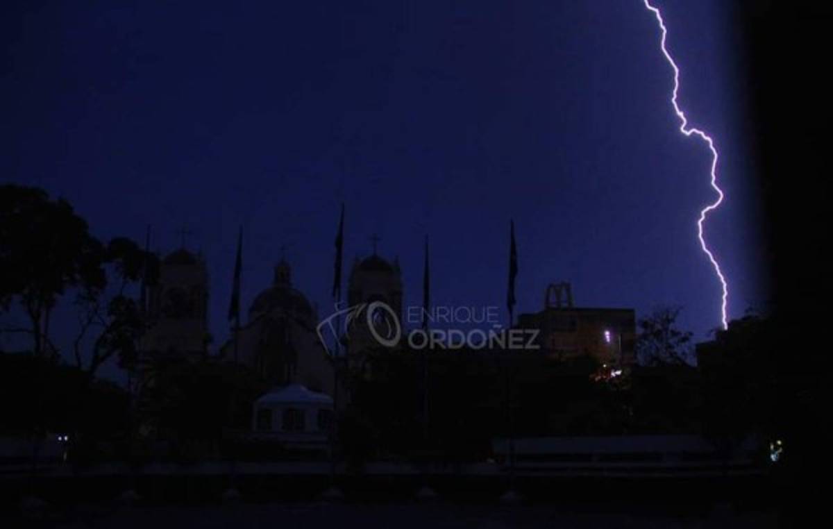 EN FOTOS: Fuerte tormenta eléctrica desata caos en San Pedro Sula