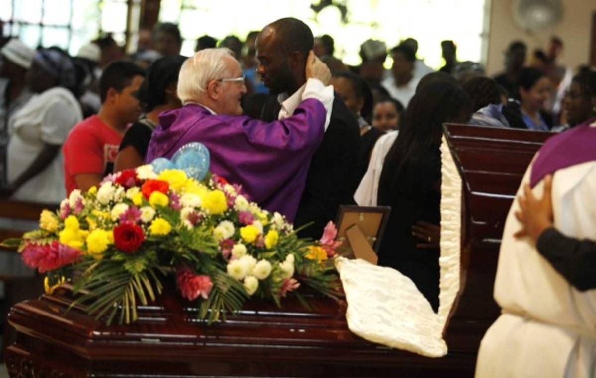 Así fue el sufrimiento de David Suazo y su familia en el último adiós a su padre