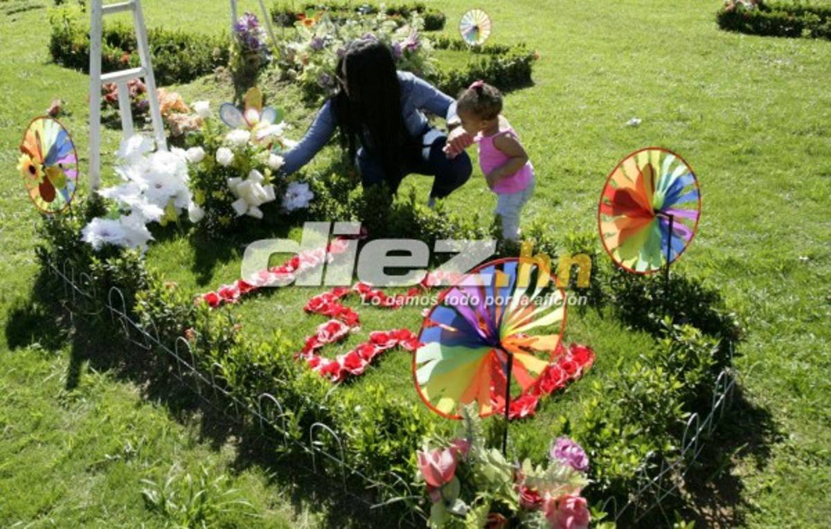 ¡Emotivas! Las fotos de la familia de Arnold Peralta en su tumba