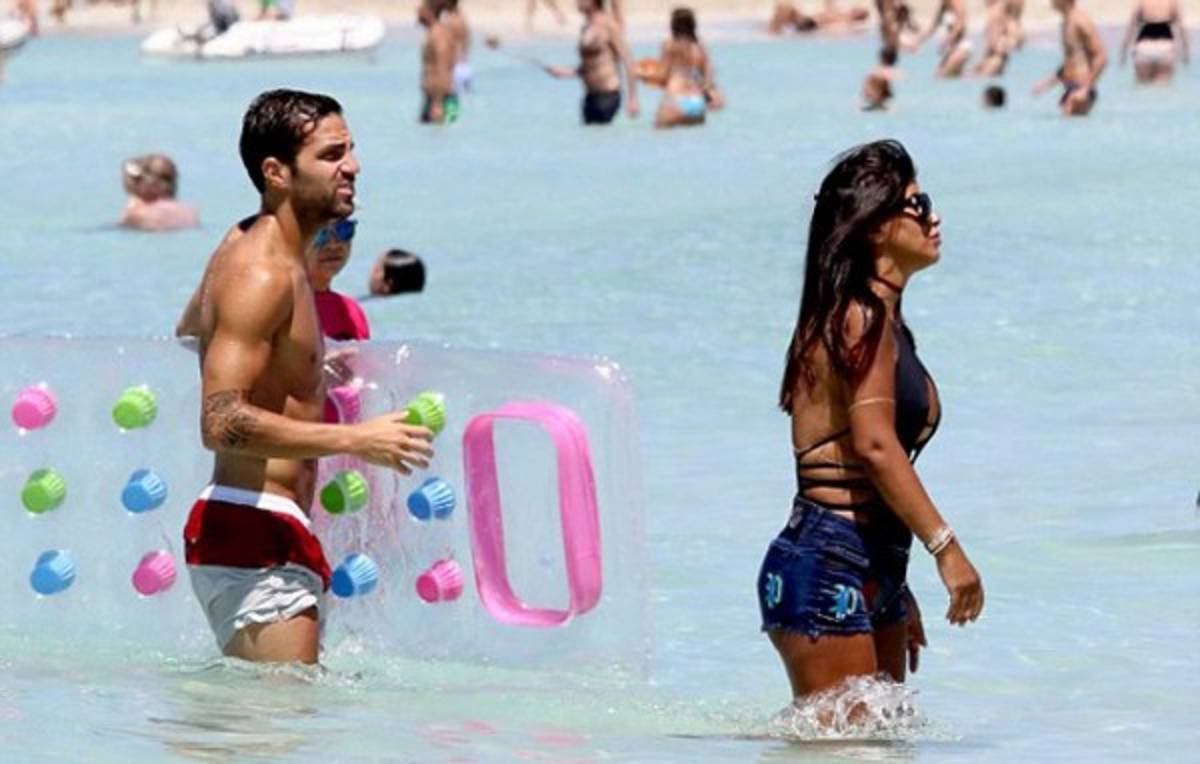 Fábregas deslumbra junto a su explosiva pareja Daniella Semaan de 38 años