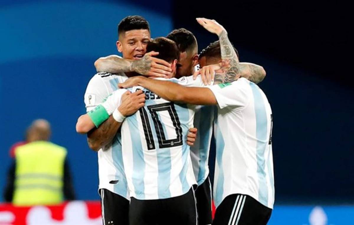 FOTOS: El emotivo festejo de Messi tras clasificar con Argentina a octavos