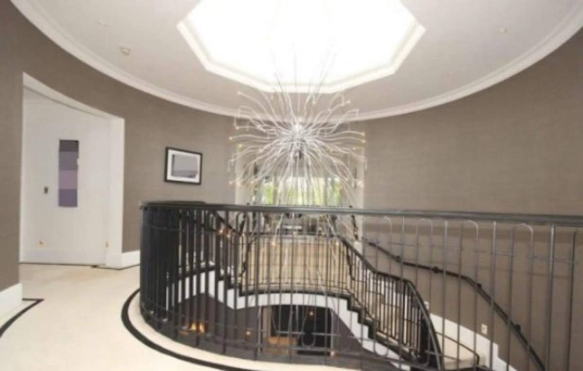 La mansión de 3.8 millones de euros que no logra vender Ryan Giggs; tiene piscina y cine