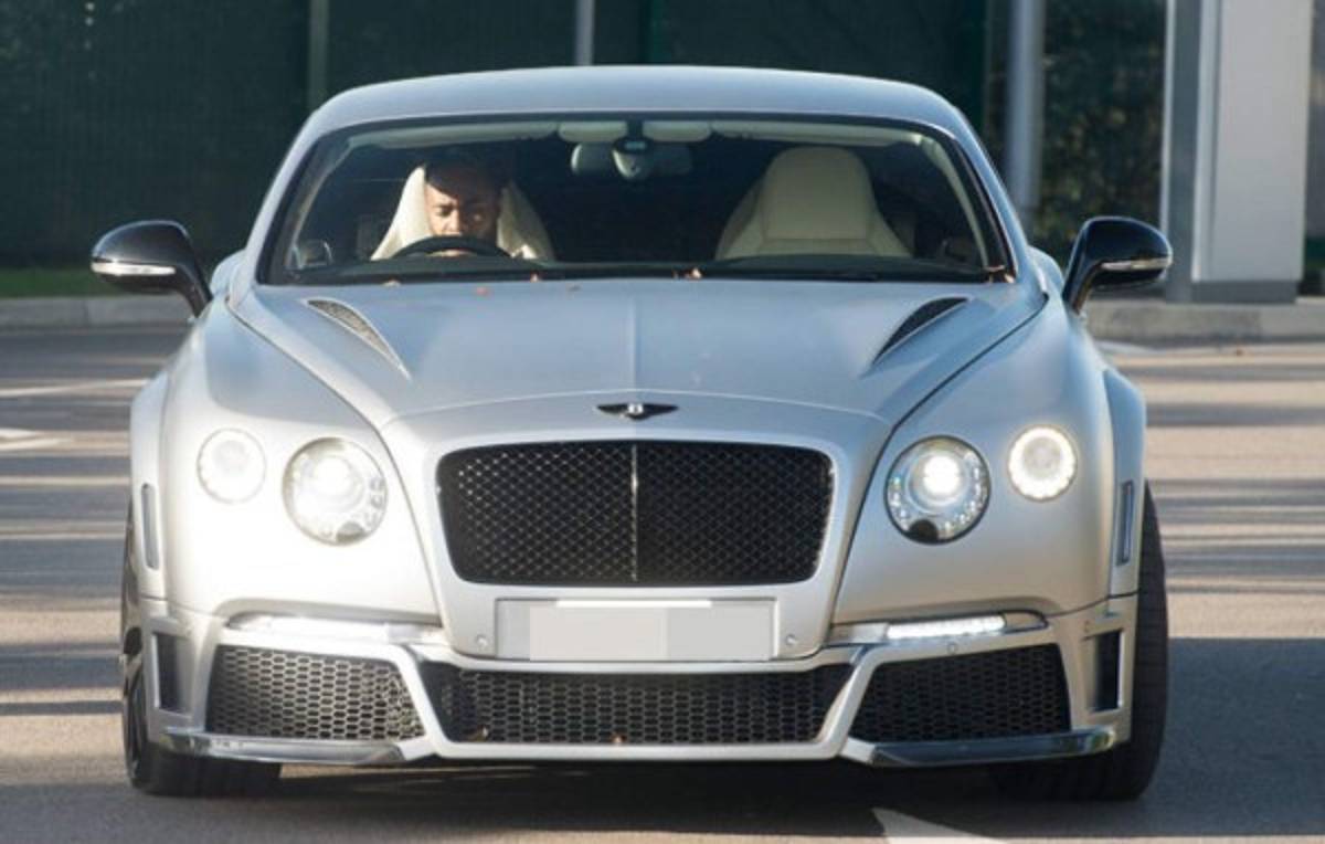 Jesús Navas deja su humilde coche y se compra un supercarro de lujo