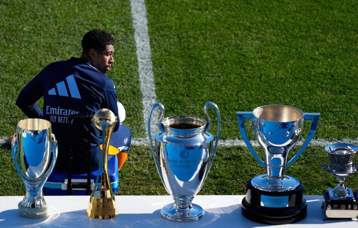 Real Madrid entrena a puerta abierta: Vinicius recibe premio y futbolista sorprende al entrenar después de un año sin jugar