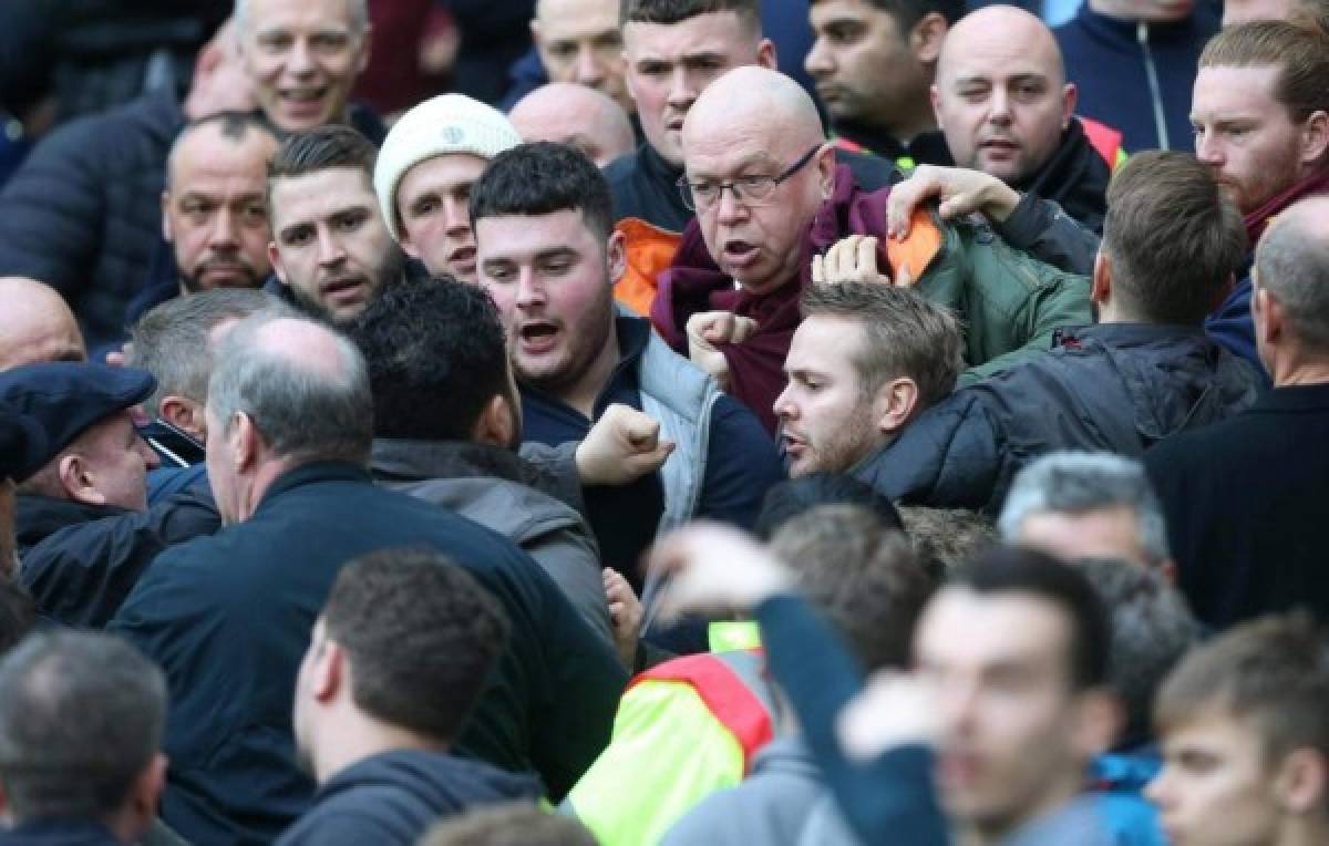Impactante: Aficionados del West Ham encarar a jugadores y también al dueño