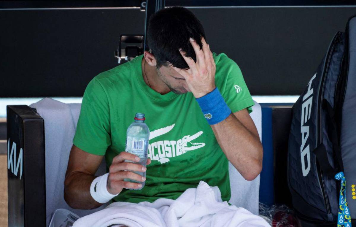 Detienen a Novak Djokovic en Australia la hasta resolución de tribunal: Examinan deportarlo