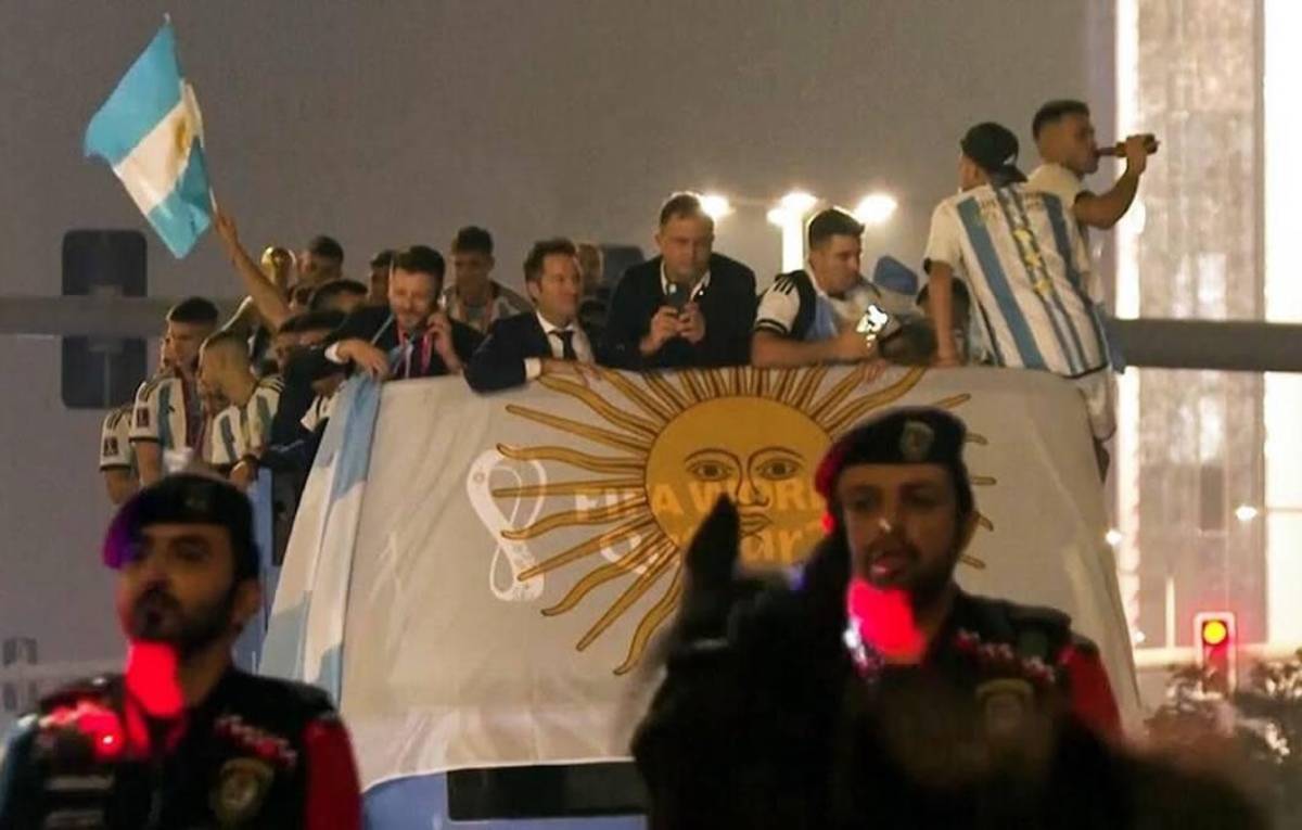 Camellos, alcohol y jeques: La exuberante caravana de la selección de Argentina en las calles de Doha