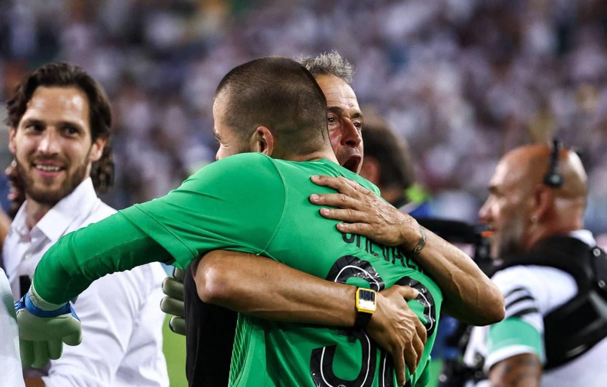 El nuevo portero del PSG pasó de villano a héroe y así festejó Luis Enrique tras ganar la Supercopa; el Balón de Oro ya tiene dueño