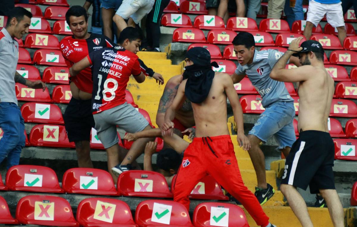 lamentable lo que ocurrió en el duelo entre Querétaro y Atlas en el estadio la Corregidora. FOTOS: AFP