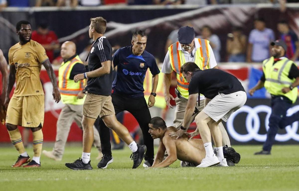 NO SE VIO EN TV: El altercado por la camisa de Piqué, Depay se rehúsa a irse y los hondureños fieles al Barcelona