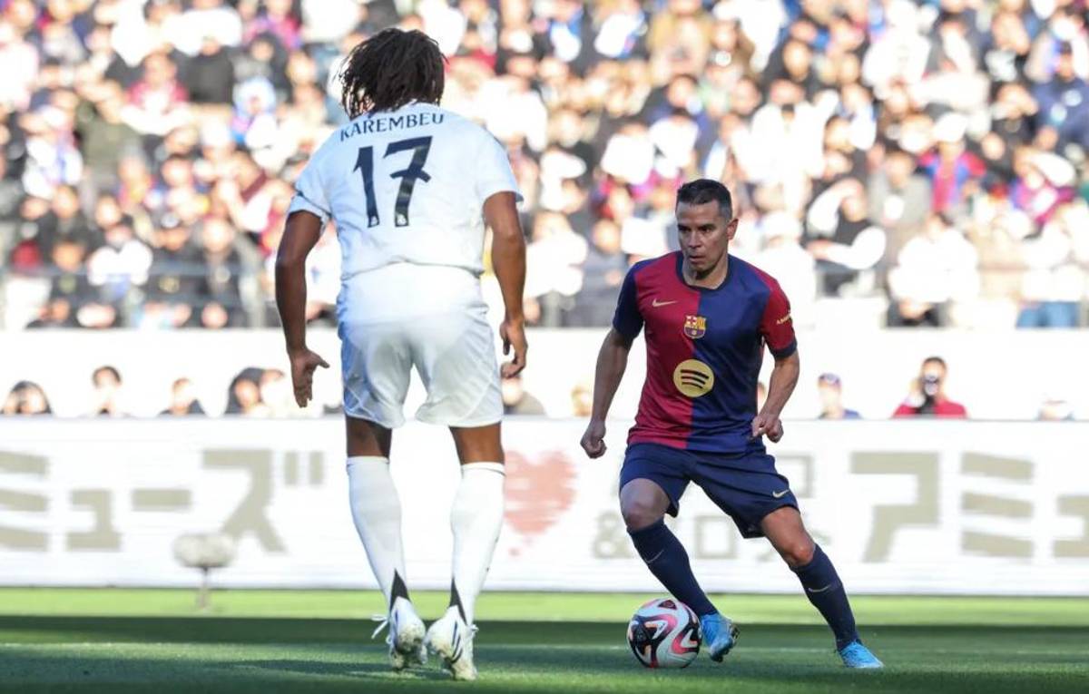 Las leyendas del Barcelona volvieron a derrotar al Real Madrid en el Clásico: el gesto de los blancos con Iniesta