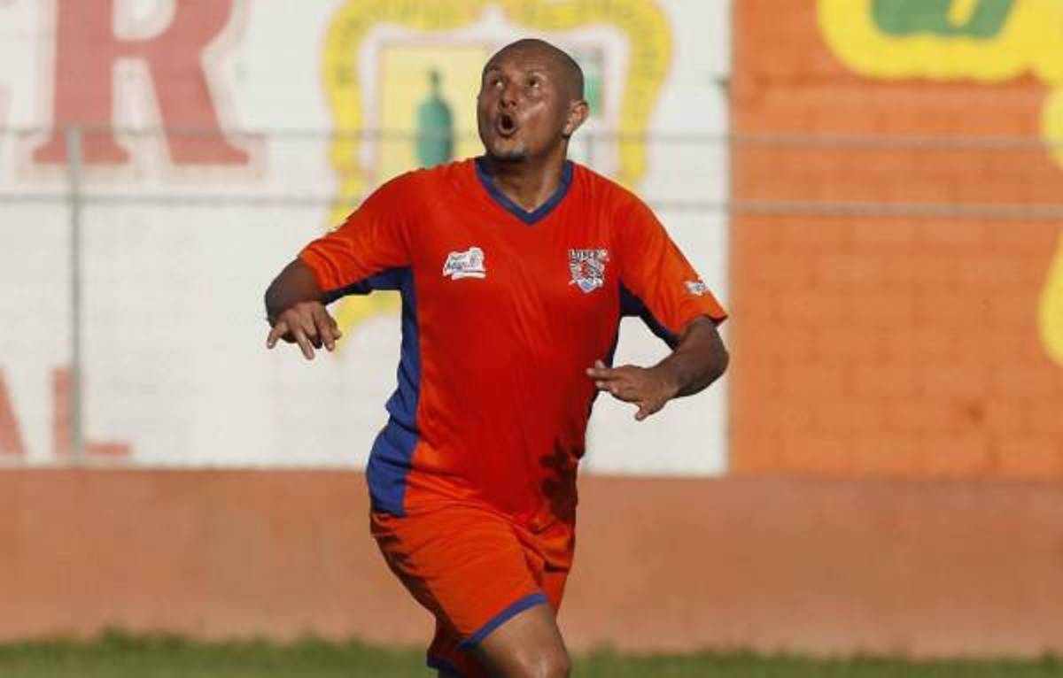 Roger Espinoza sale del retiro: ¡16 grandes futbolistas hondureños que desempolvaron los tacos y volvieron al fútbol!