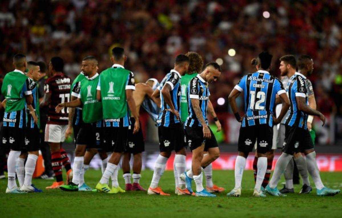 Gremio's players leave the field in dejection after losing a Copa Libertadores second leg semi-final football match against Flamengo, at Maracana stadium in Rio de Janeiro, Brazil, on October 23, 2019. (Photo by MAURO PIMENTEL / AFP)