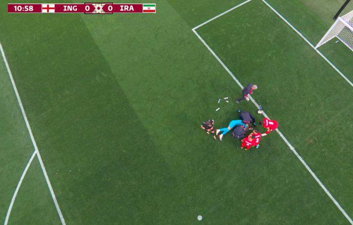 FOTOS: Portero de Irán se fue en camilla luego de recibir terrible golpe de su propio compañero en el Mundial de Qatar 2022