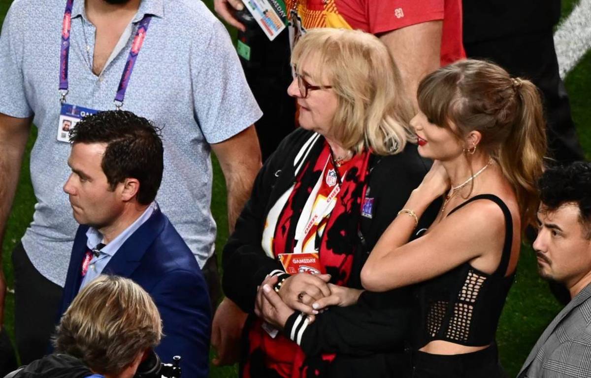 Así fue el derroche de amor entre Taylor Swift y Travis Kelce tras el Super Bowl; Donald Trump arremetió contra la cantante