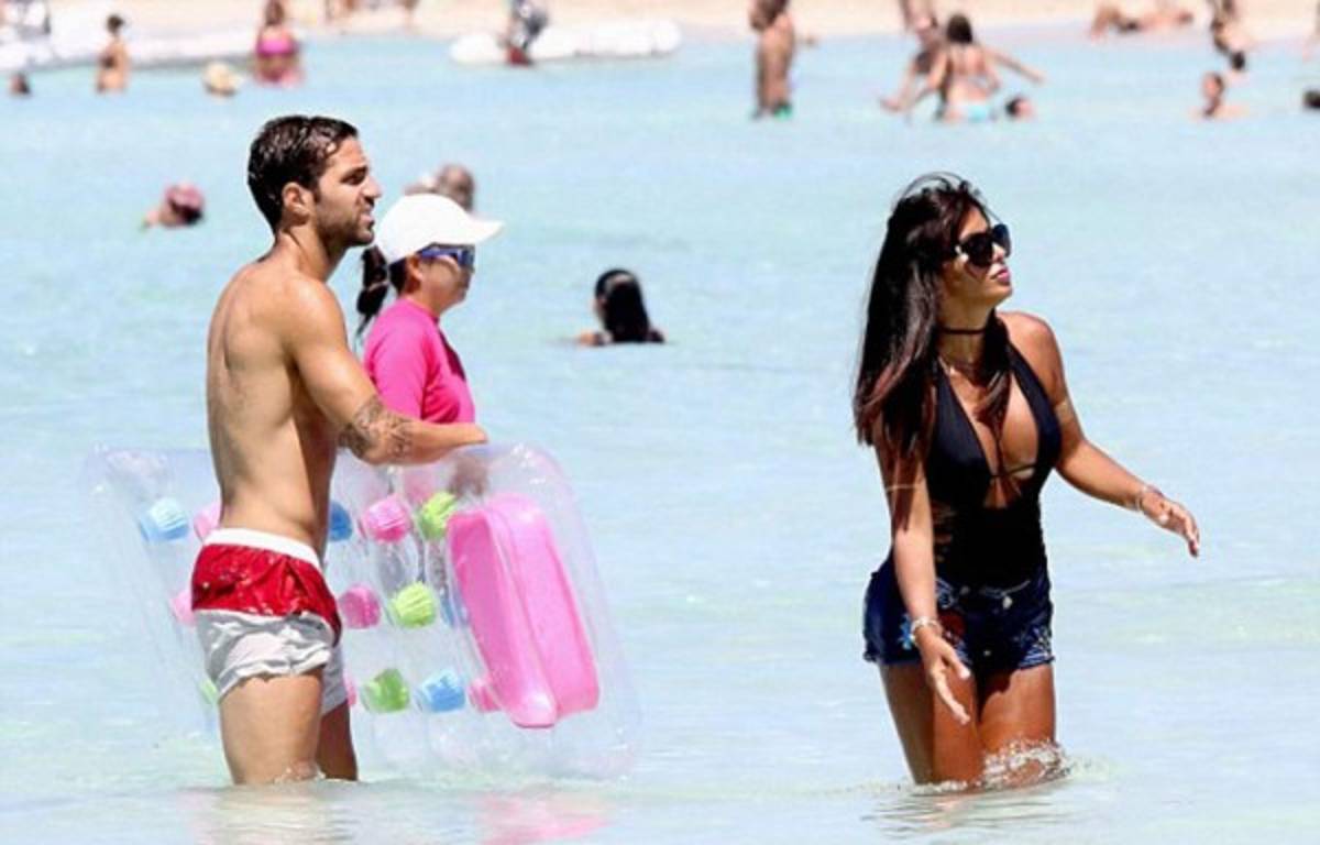 Fábregas deslumbra junto a su explosiva pareja Daniella Semaan de 38 años