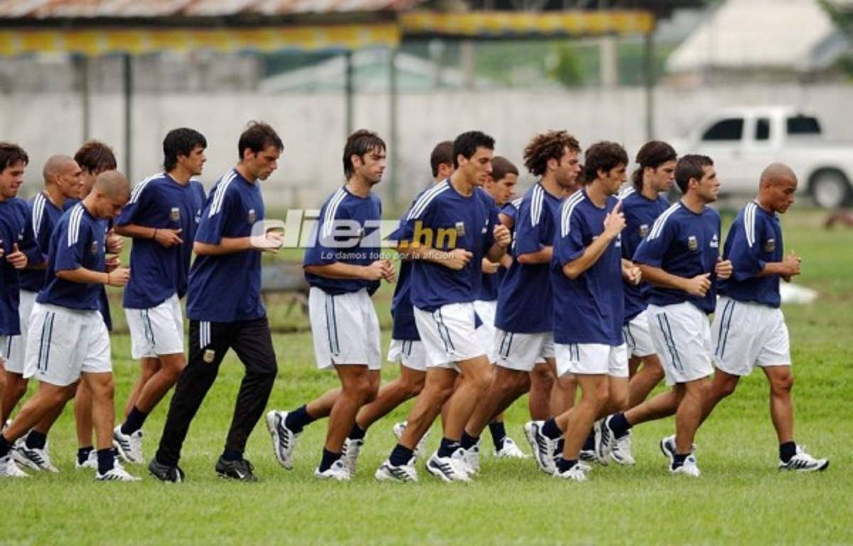 Las fotos que seguramente no habías visto de la visita de Marcelo Bielsa a Honduras en 2003