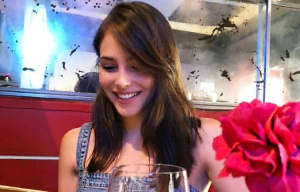 ¡Enamorada! La guapa novia del 'Chicharito' y el mensaje para el azteca