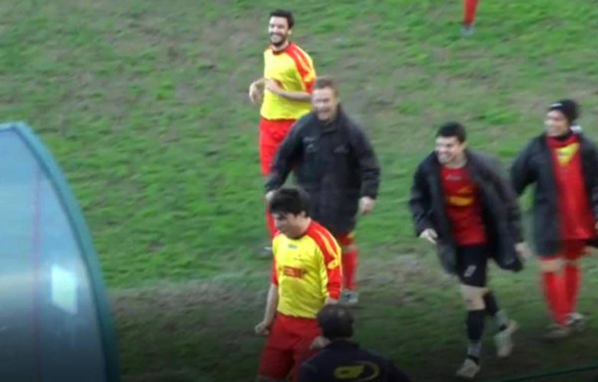 VIDEO: Anota y celebra rompiendo con la cabeza el banco de suplentes