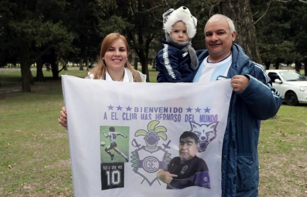 Entre lágrimas: Diego Maradona fue presentado con Gimnasia y desbordó una locura total en La Plata