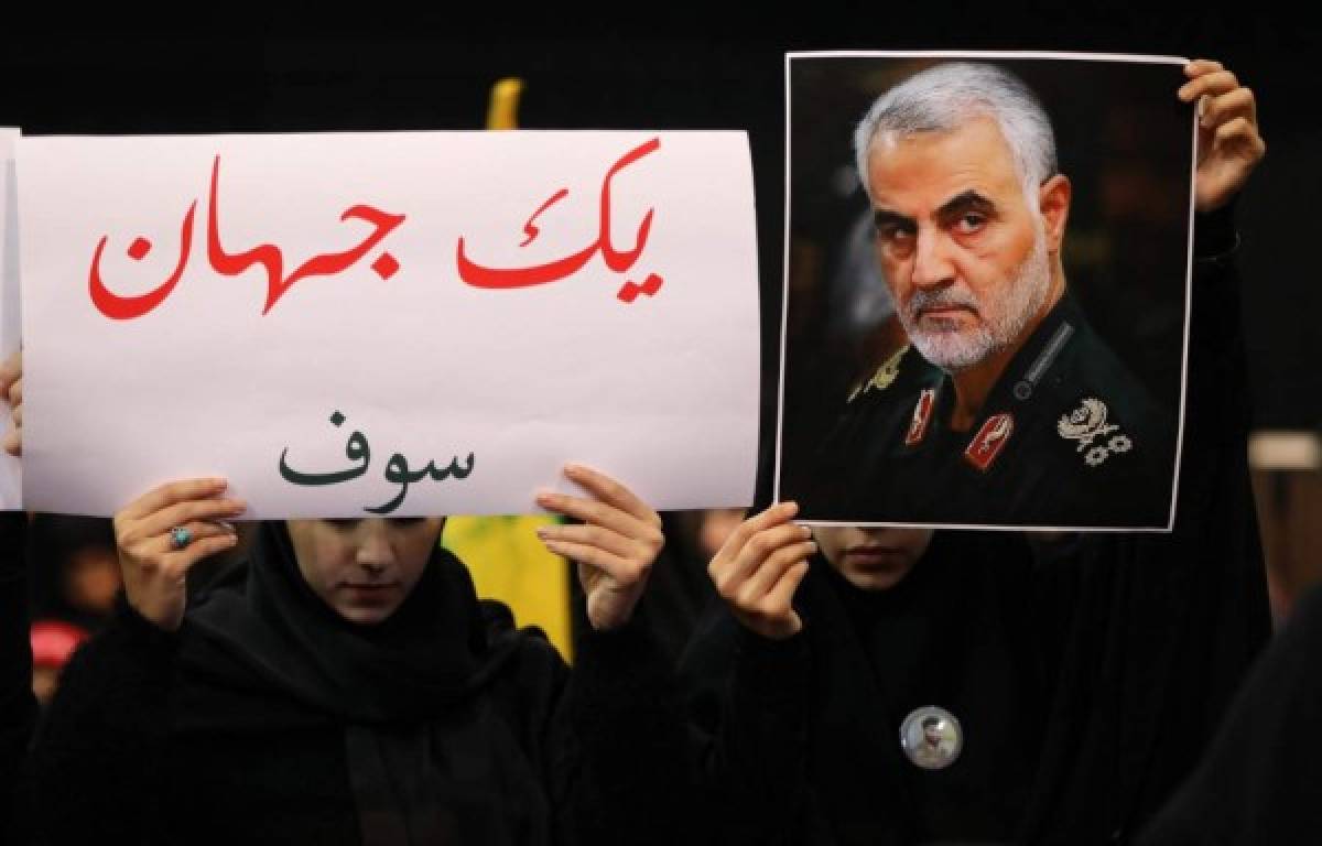 Qasem Soleimani: Iraníes salen para recibir el cuerpo de general asesinado por Trump y lanzan advertencia