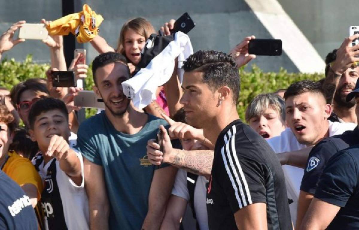 El saludo con Higuaín, la 'ola' de abrazos y el hermoso gesto, así fue la vuelta de Cristiano a la Juventus  