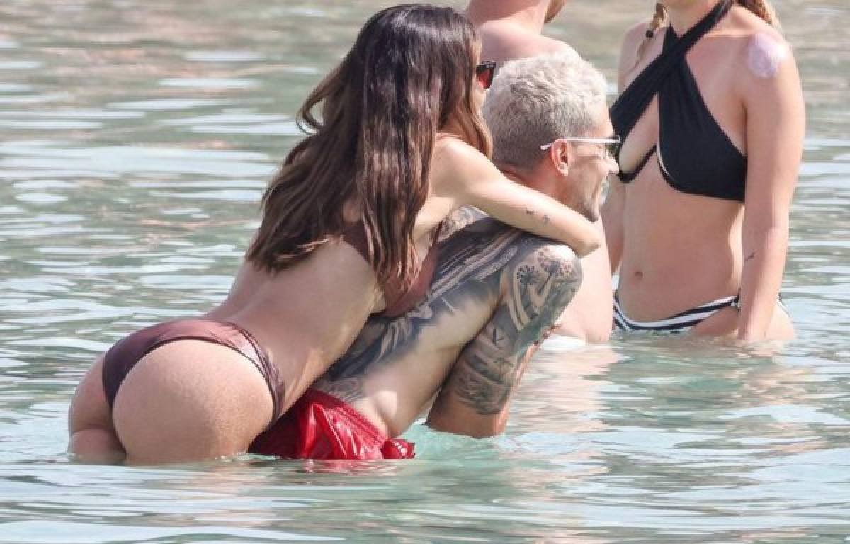 Exfutbolista del Barcelona derrocha pasión con su preciosa esposa en Ibiza y sorprende con enorme tatuaje