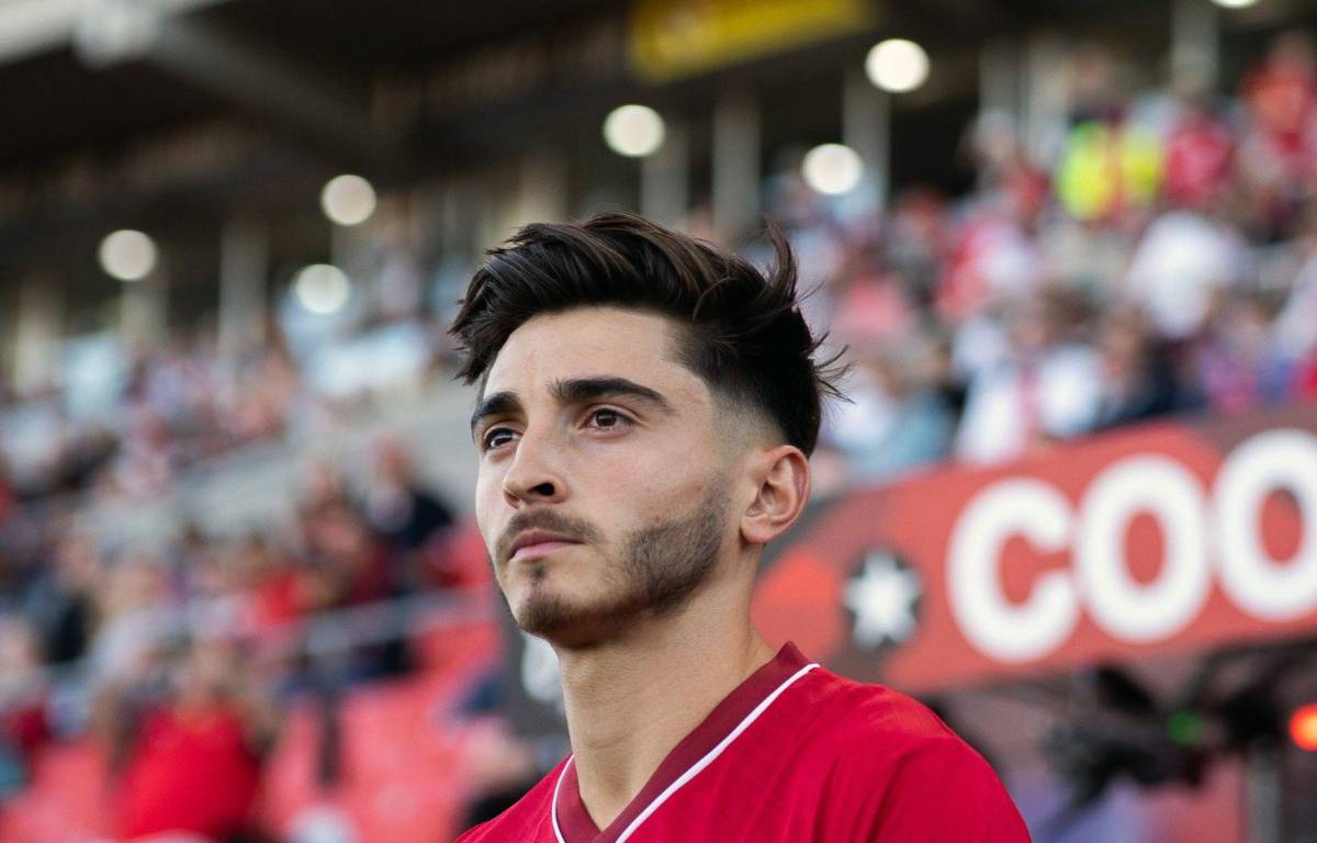 ¿Quién es? Futbolista le pide matrimonio a su novio en una cancha de fútbol; la postura de su equipo