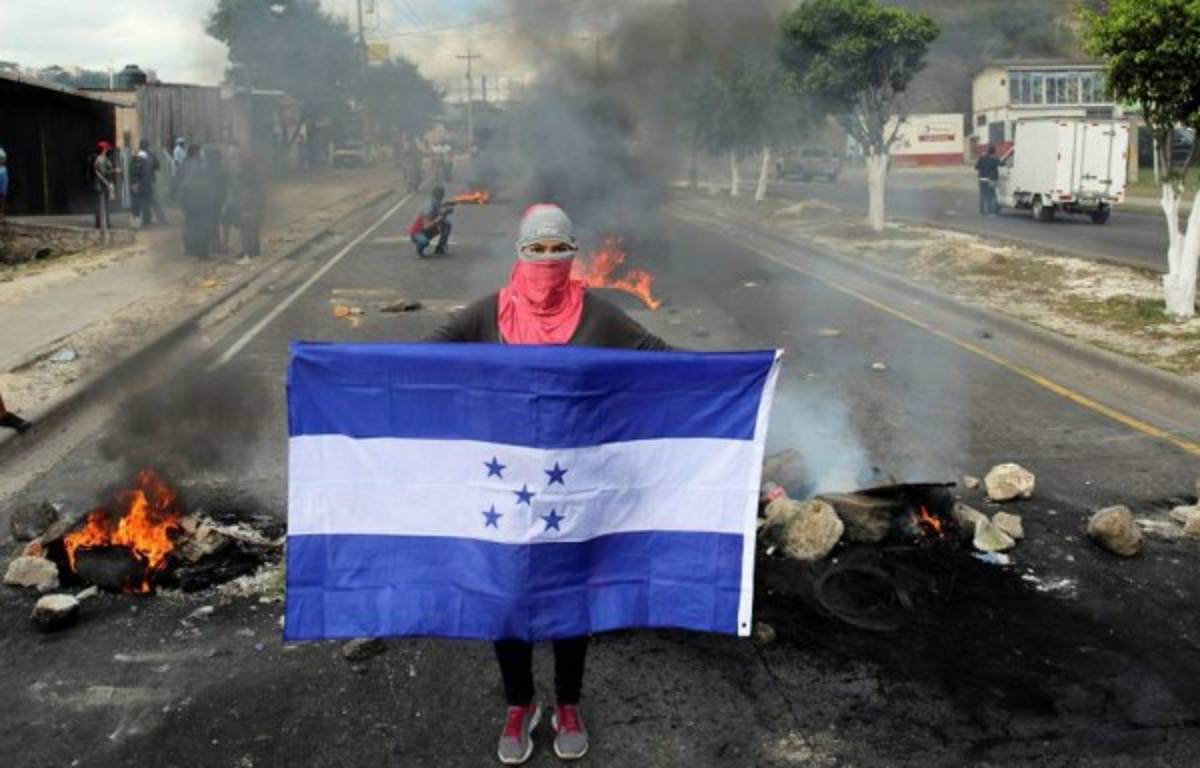 Honduras: Bombas lacrimógenas, piedras y llantas quemadas en las protestas  