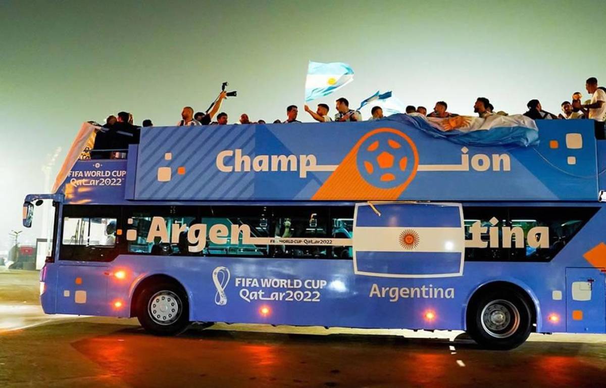 Camellos, alcohol y jeques: La exuberante caravana de la selección de Argentina en las calles de Doha