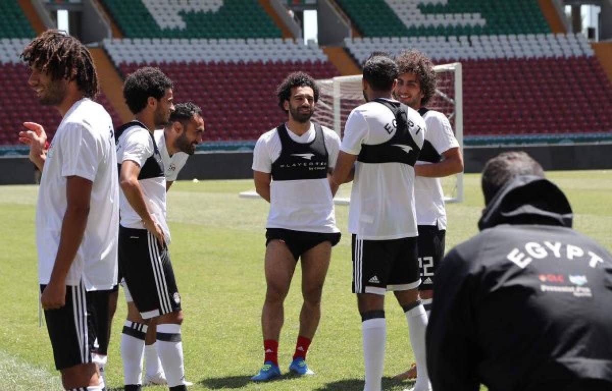 Egypt's forward Mohamed Salah (C) takes part in a training at the Akhmat Arena stadium in Grozny on June 13, 2018, ahead of the Russia 2018 World Cup football tournament. / AFP PHOTO / KARIM JAAFAR