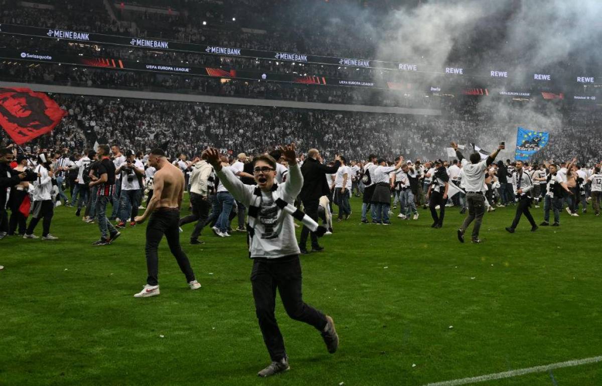 ¡Locura total! La invasión de los hinchas del Eintracht Frankfurt tras volver a una final europea 42 años después