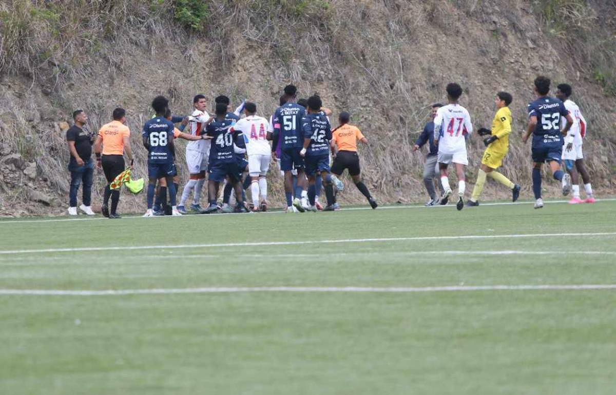 Enfrentamiento a puño limpio: Familiares y jugadores terminan la final de reservas entre Olimpia y Motagua entre golpes