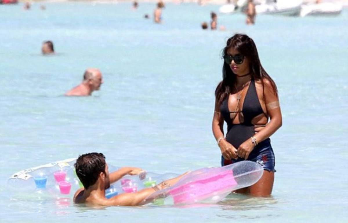 Fábregas deslumbra junto a su explosiva pareja Daniella Semaan de 38 años