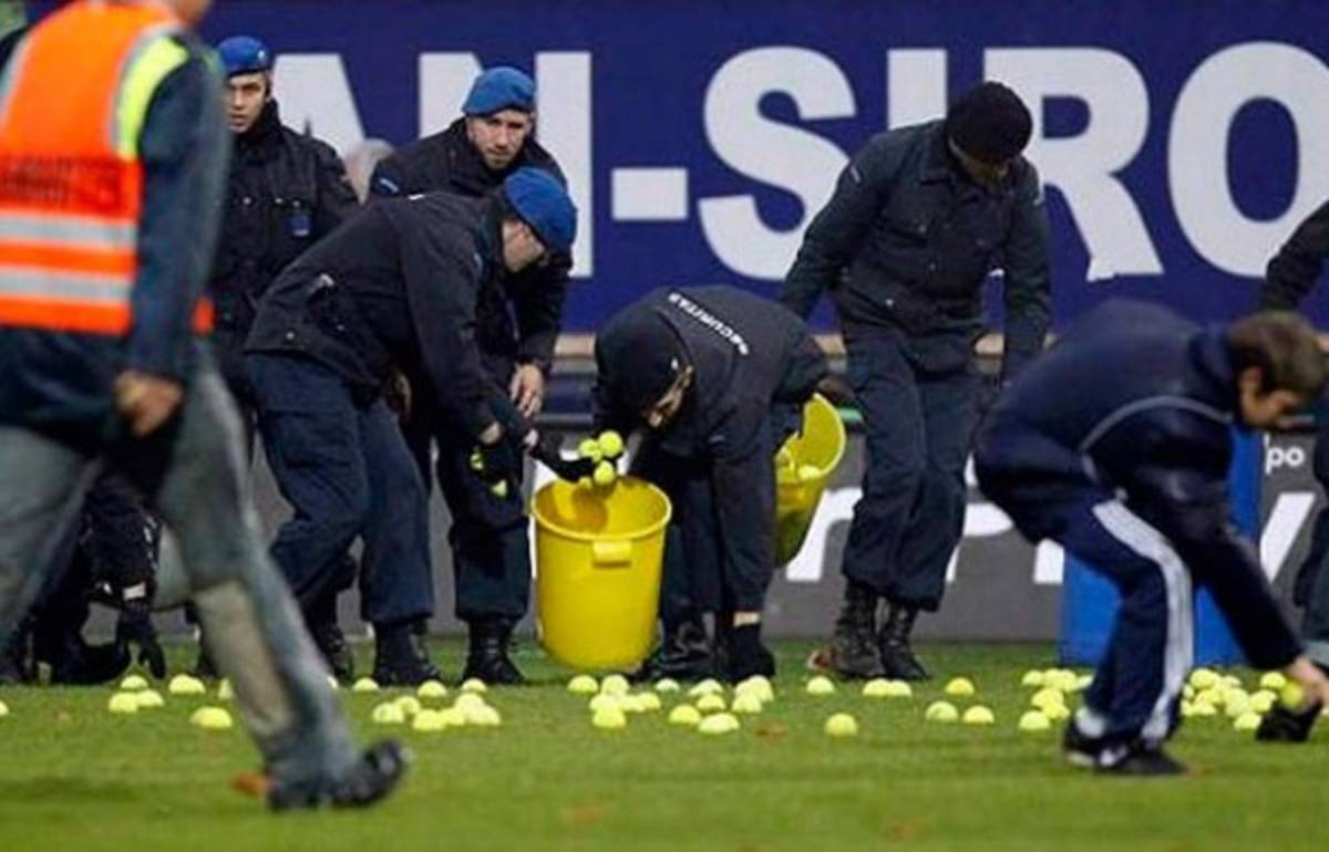 Las cosas más extrañas que se han lanzado a campos deportivos