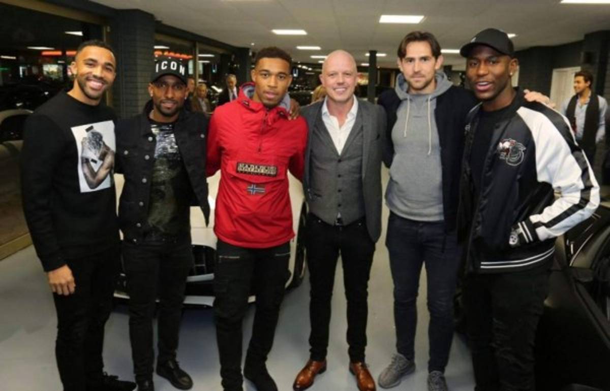 ¡Increíble! Ha vendido más de 100 autos de lujo por WhatsApp a los cracks de Inglaterra