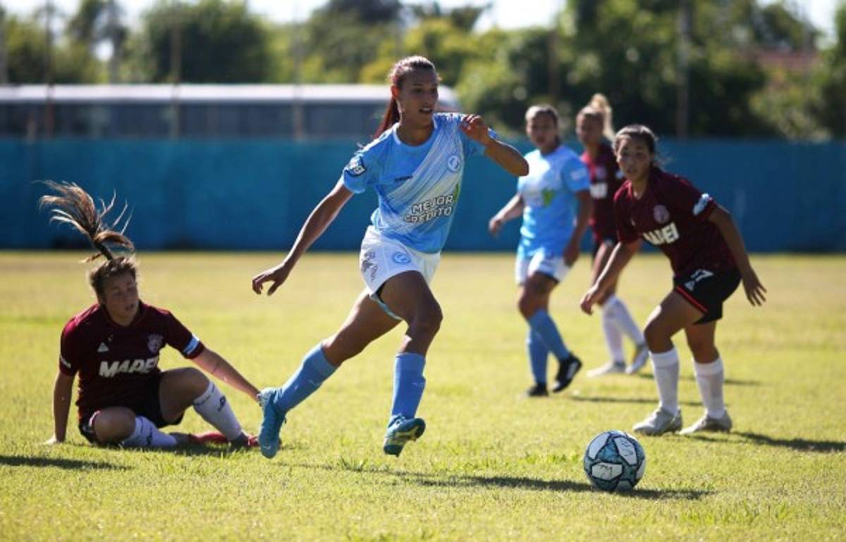 Con número de crack y el gesto que le sacó lágrimas: Así fue el debut de la primera futbolista transgénero
