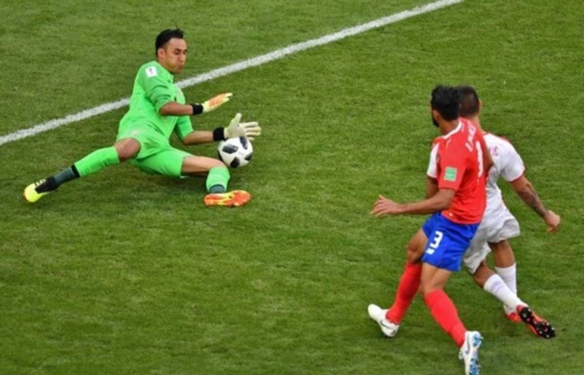 ¡Duelo de arqueros! Ochoa y Navas encabezan la lista de los porteros con más atajadas del Mundial