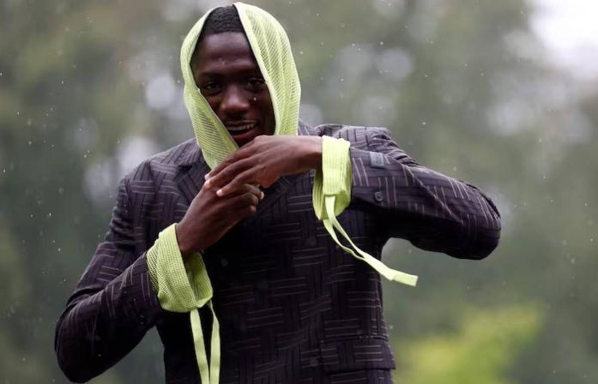 Misterio en Francia: el jugador que llegó encapuchado a la concentración y así se presentó Koundé