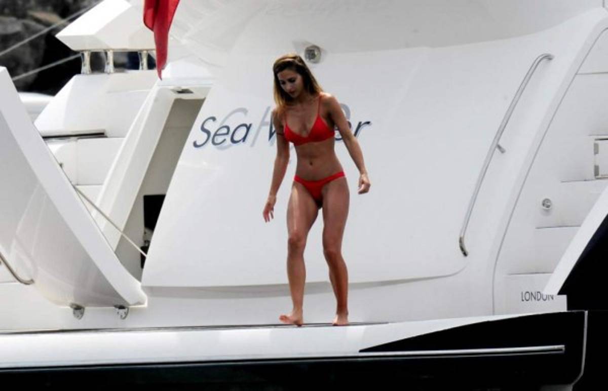 La mujer de Mario Götze deslumbra con su ardiente físico en un yate