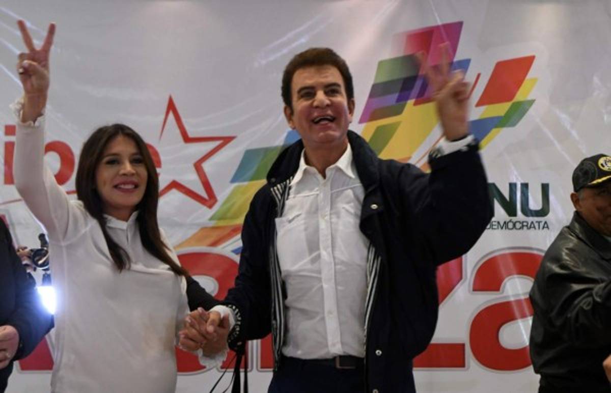 Salvador Nasralla se declara nuevo presidente de Honduras y así lo celebra