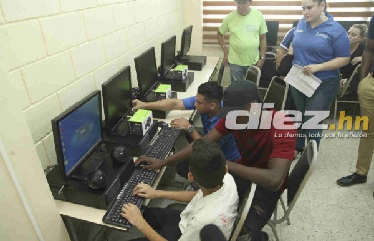 FOTOS: Así fue la visita de Alberth Elis en escuela de Chamelecón
