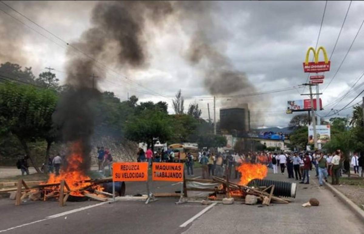 Honduras: Bombas lacrimógenas, piedras y llantas quemadas en las protestas  