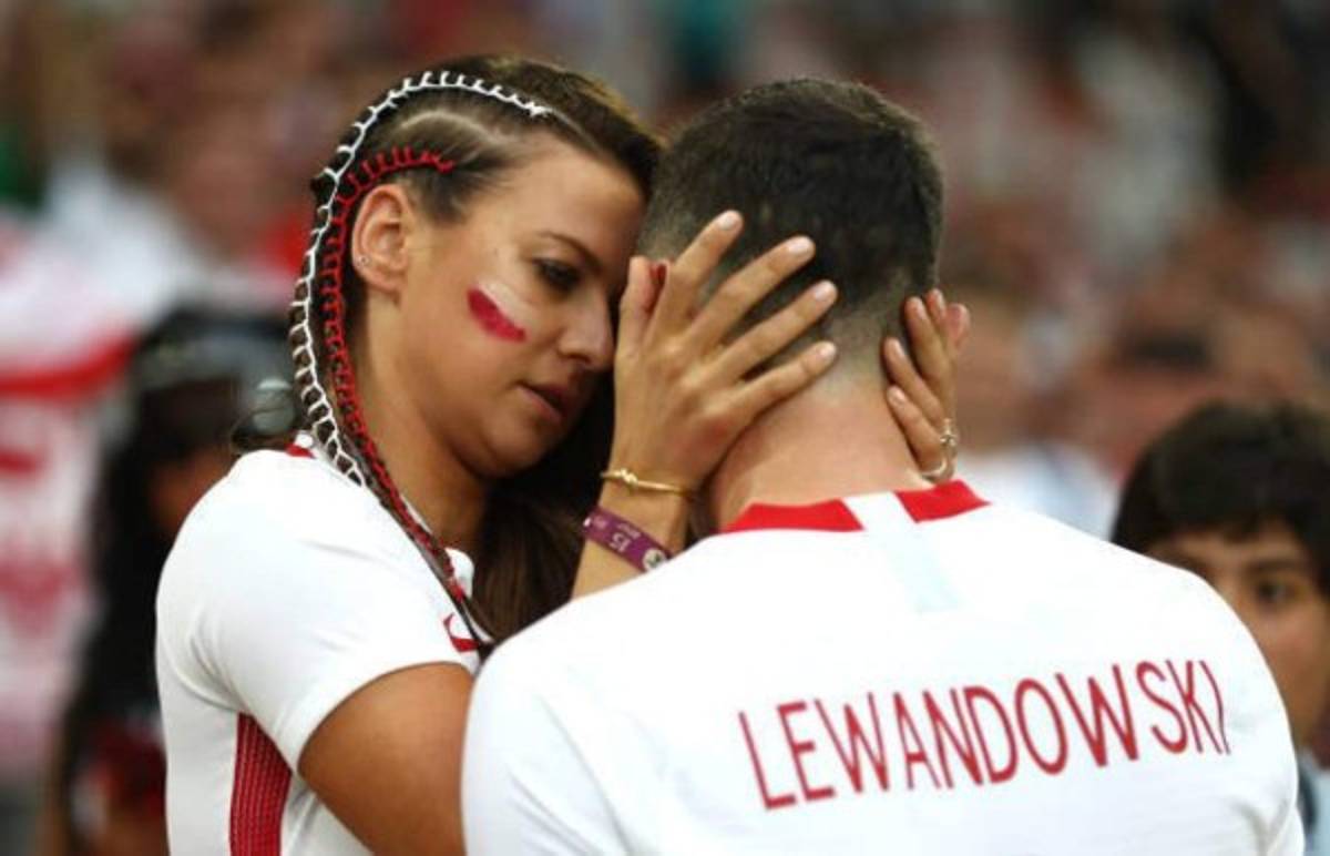 Momento romántico del Mundial: Lewandowski buscó a su novia y fue consolado tras la derrota