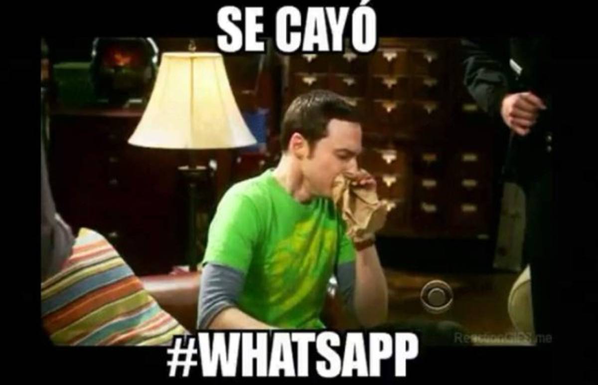 Se cae whatsapp y lo acribillan con duros memes