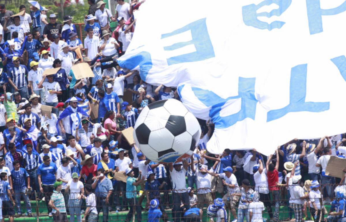 Calor, ambiente y belleza dentro del estadio Olímpico