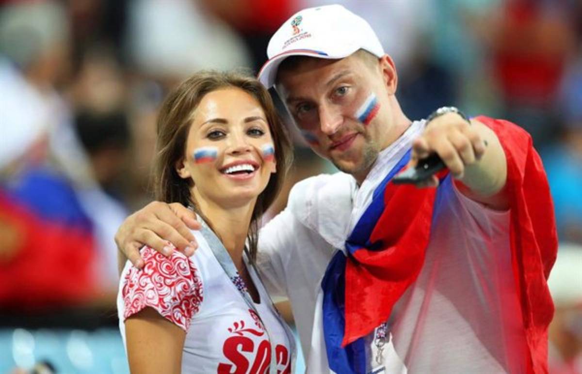 ¡Qué bellas! Las aficionadas rusas y croatas deslumbran en el estadio de Sochi