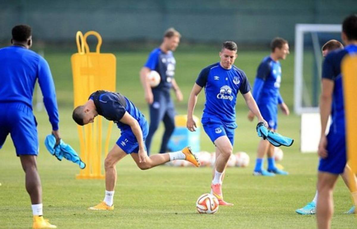 Bryan Oviedo vuelve a una convocatoria del Everton tras la dura lesión