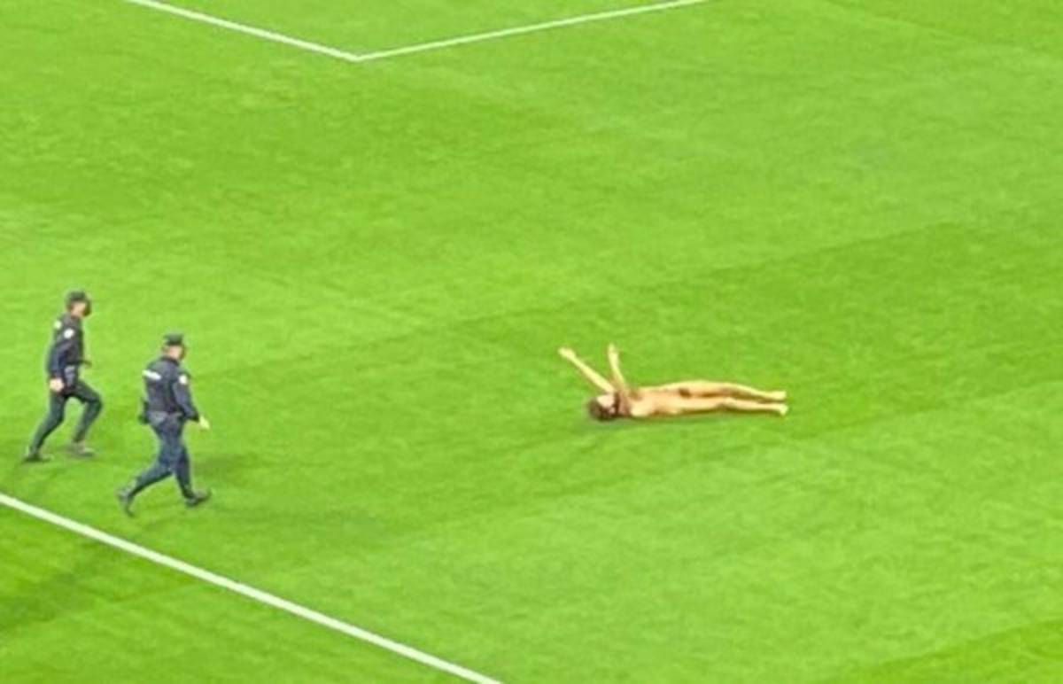 De no creer y en partido a puerta cerrada: Así fue la entrada de un espontáneo desnudo en el Granada-Manchester United   