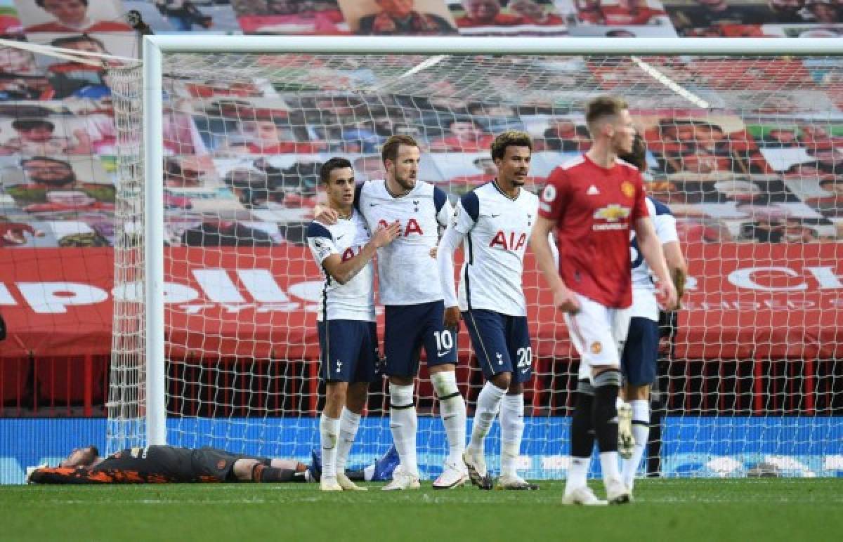 Tottenham Hotspur's English striker Harry Kane (C) celebrates scoring his team's sixth goal from the penalty spot as Manchester United's Spanish goalkeeper David de Gea (L) lies on the floor during the English Premier League football match between Manchester United and Tottenham Hotspur at Old Trafford in Manchester, north west England, on October 4, 2020. (Photo by Oli SCARFF / AFP) / RESTRICTED TO EDITORIAL USE. No use with unauthorized audio, video, data, fixture lists, club/league logos or 'live' services. Online in-match use limited to 120 images. An additional 40 images may be used in extra time. No video emulation. Social media in-match use limited to 120 images. An additional 40 images may be used in extra time. No use in betting publications, games or single club/league/player publications. /